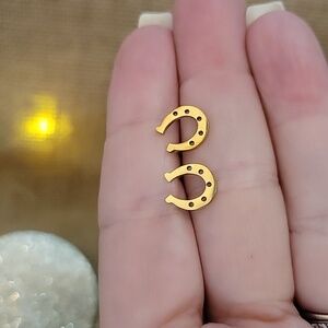 GOLDEN HORSESHOE STUD EARRINGS